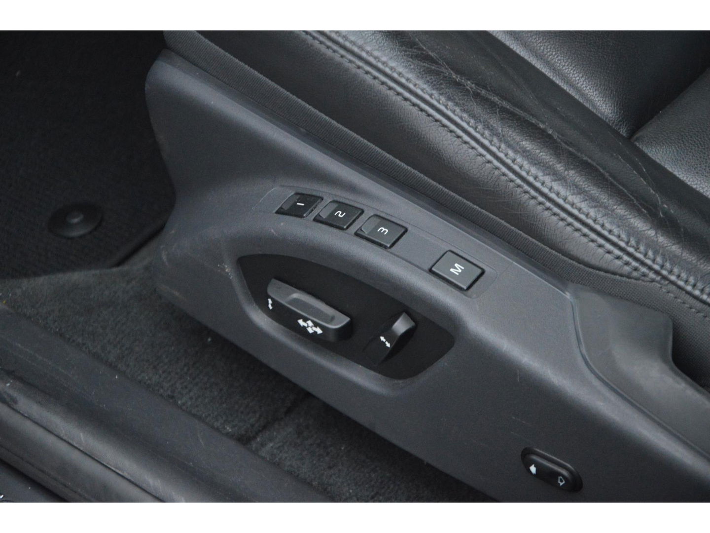 Volvo XC60 T5 R-Design| Panoramadak | Camera | Trekhaak | Stoelverwarming | Leer | Bluetooth | Elektrische stoelen |