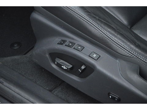 Volvo XC60 T5 R-Design| Panoramadak | Camera | Trekhaak | Stoelverwarming | Leer | Bluetooth | Elektrische stoelen |