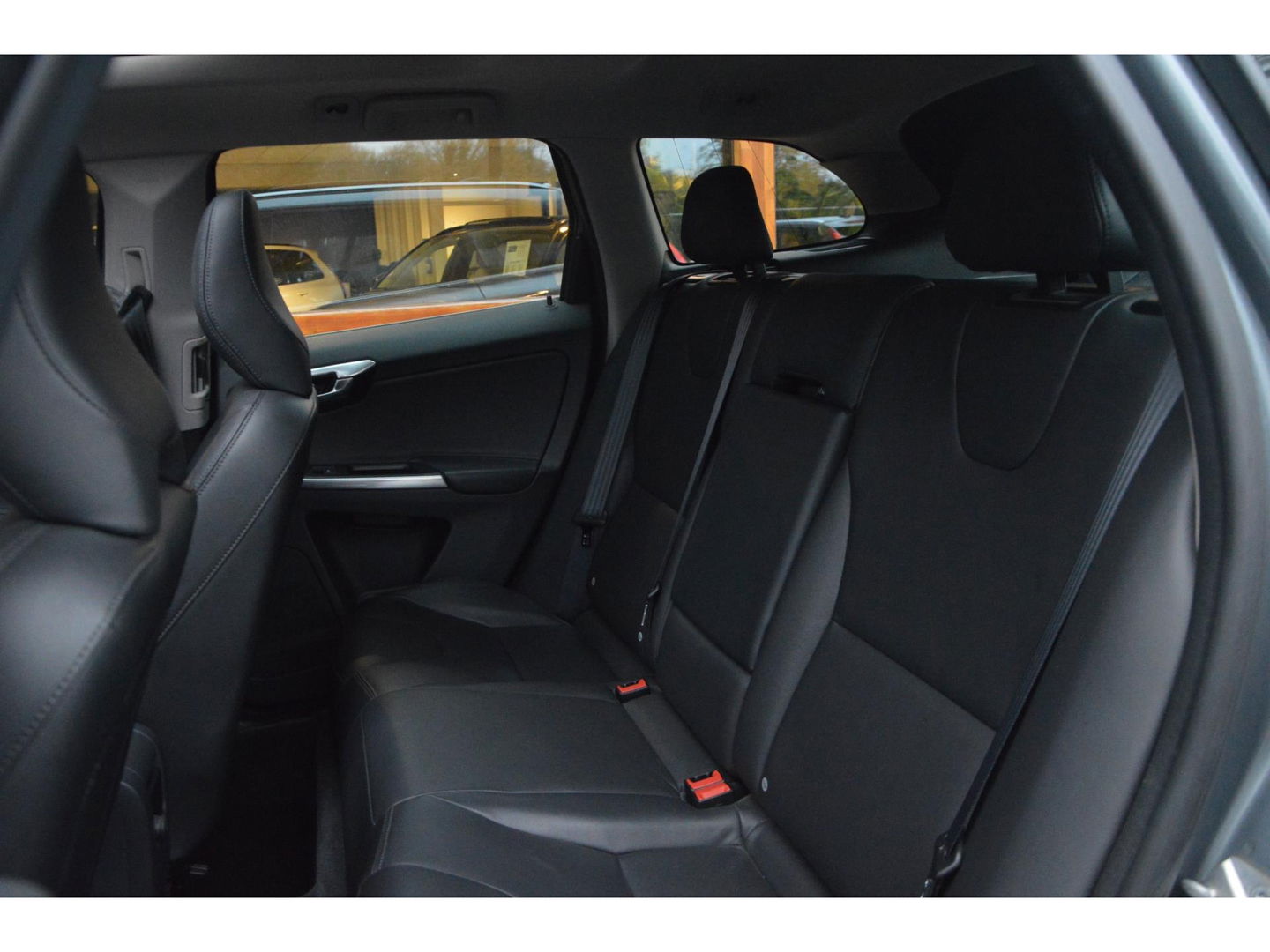 Volvo XC60 T5 R-Design| Panoramadak | Camera | Trekhaak | Stoelverwarming | Leer | Bluetooth | Elektrische stoelen |