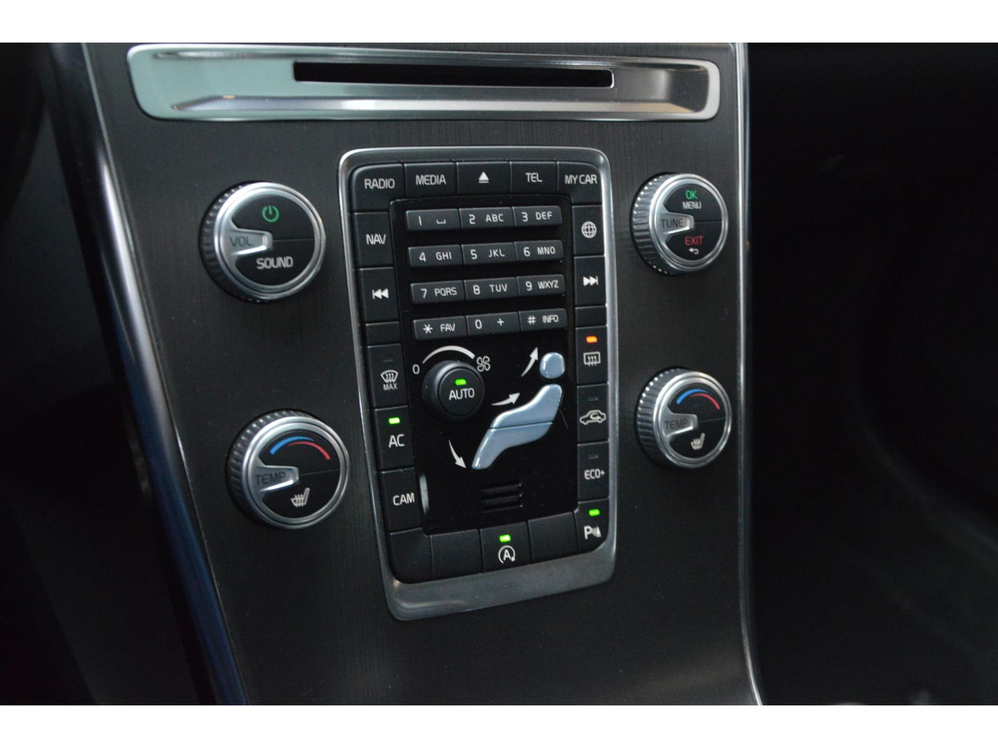 Volvo XC60 T5 R-Design| Panoramadak | Camera | Trekhaak | Stoelverwarming | Leer | Bluetooth | Elektrische stoelen |