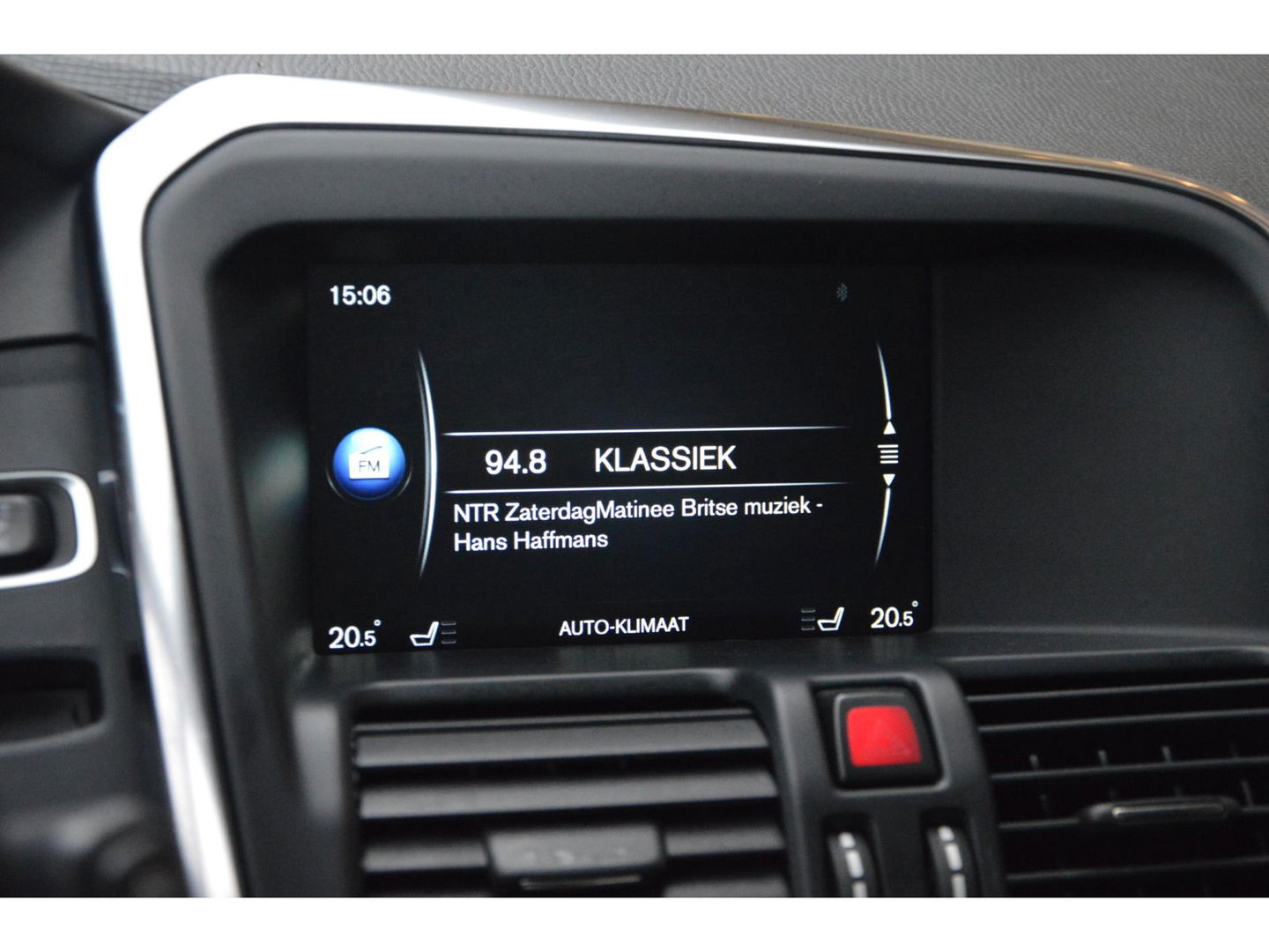 Volvo XC60 T5 R-Design| Panoramadak | Camera | Trekhaak | Stoelverwarming | Leer | Bluetooth | Elektrische stoelen |