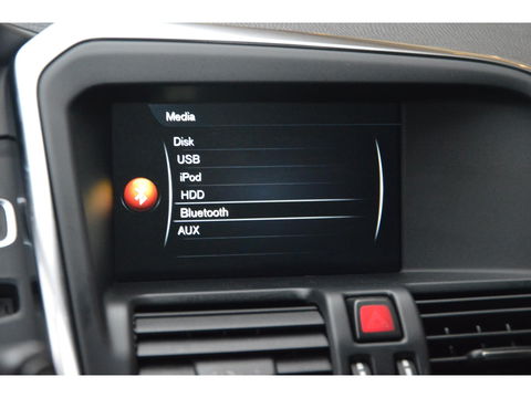 Volvo XC60 T5 R-Design| Panoramadak | Camera | Trekhaak | Stoelverwarming | Leer | Bluetooth | Elektrische stoelen |