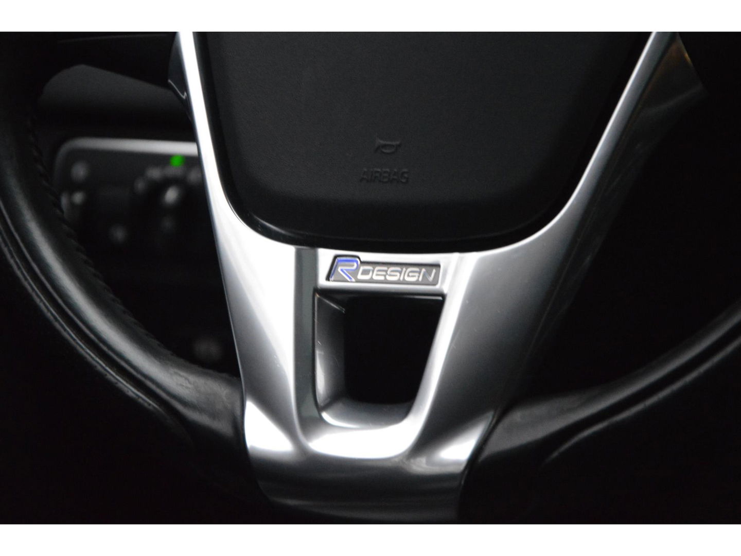 Volvo XC60 T5 R-Design| Panoramadak | Camera | Trekhaak | Stoelverwarming | Leer | Bluetooth | Elektrische stoelen |