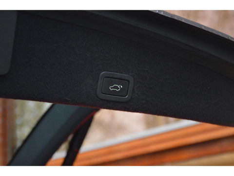 Volvo XC60 T5 R-Design| Panoramadak | Camera | Trekhaak | Stoelverwarming | Leer | Bluetooth | Elektrische stoelen |