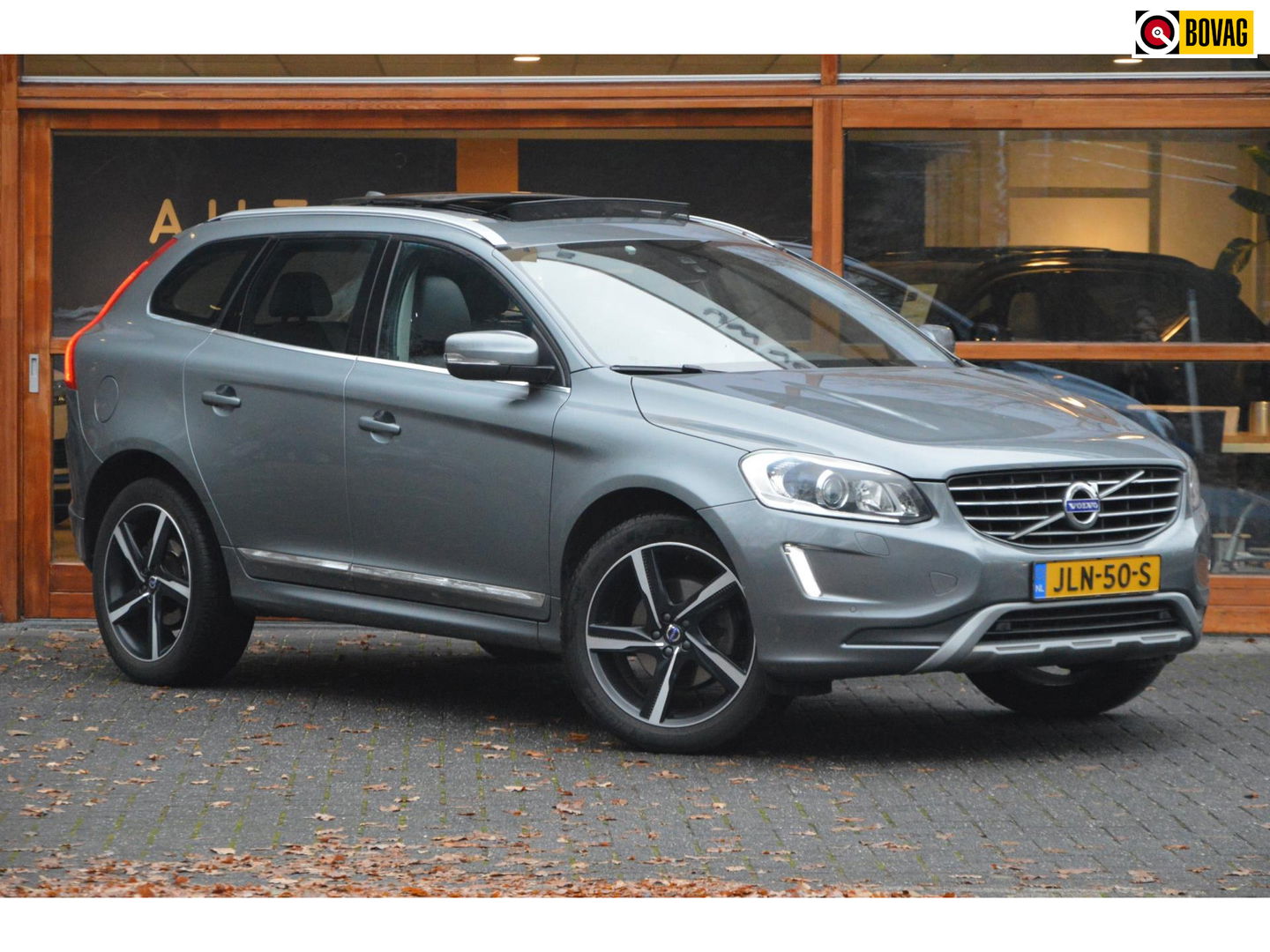 Volvo XC60 T5 R-Design| Panoramadak | Camera | Trekhaak | Stoelverwarming | Leer | Bluetooth | Elektrische stoelen |