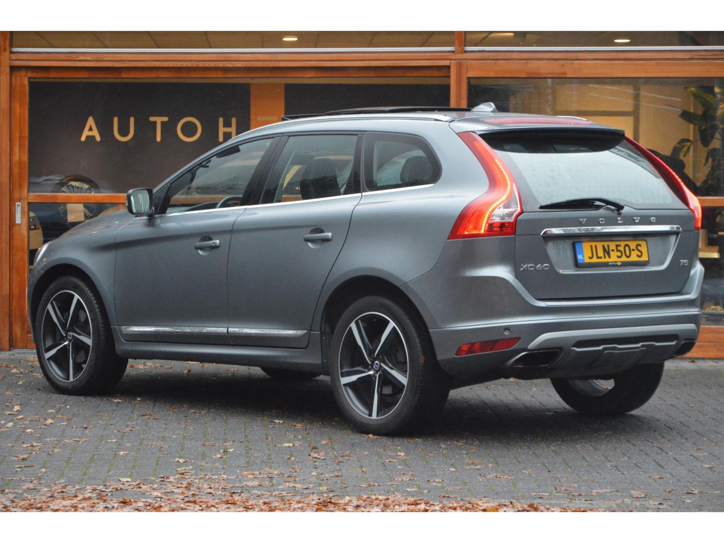 Volvo XC60 T5 R-Design| Panoramadak | Camera | Trekhaak | Stoelverwarming | Leer | Bluetooth | Elektrische stoelen |