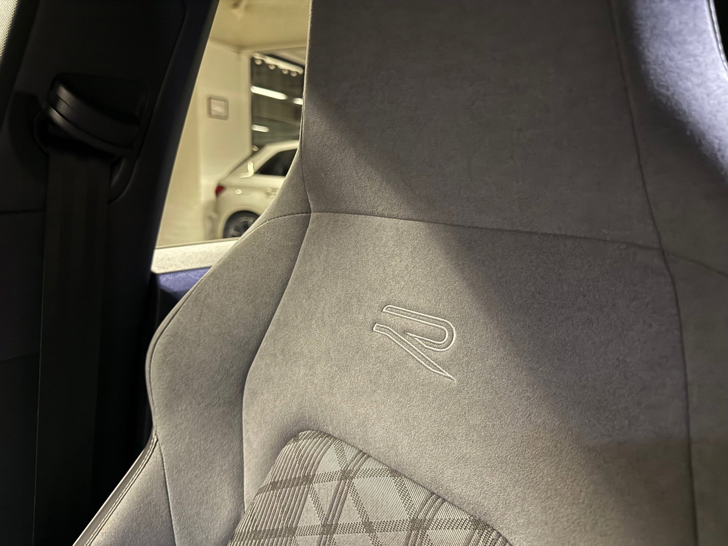 Volkswagen Golf 1.5 eTSI R-Line Business 8R Pack|Keyless|IQ