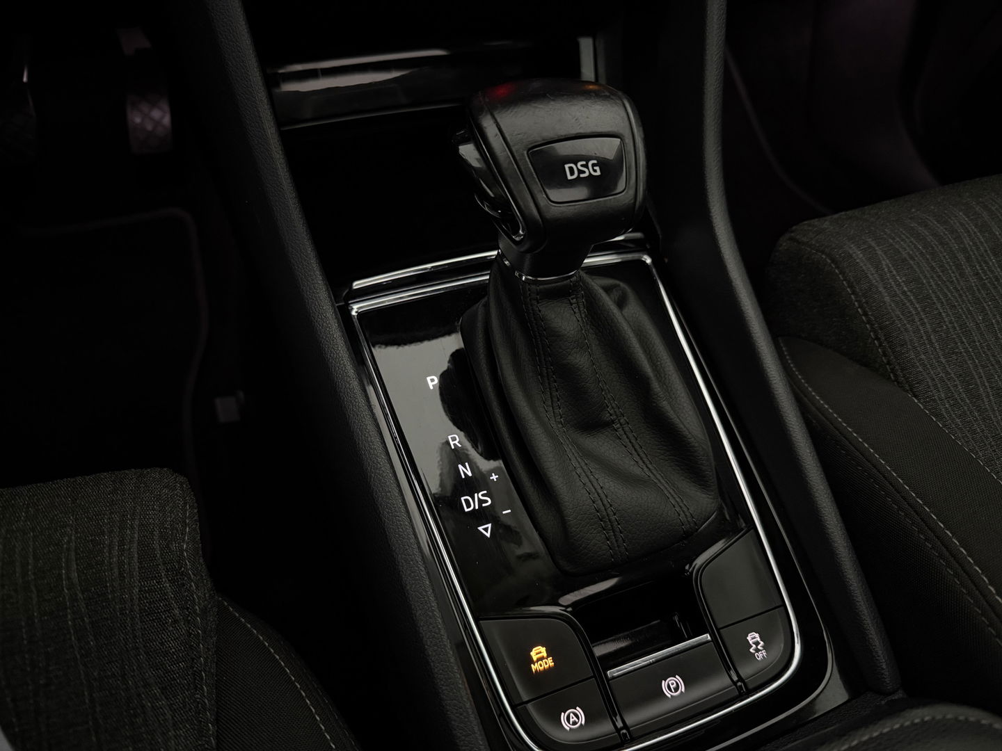 Škoda Karoq 1.5 TSI ACT Style Business | Pano | Sfeer | Camera | Canton | Memory | Trekh. | Carplay | Adap. Cruise | NAP