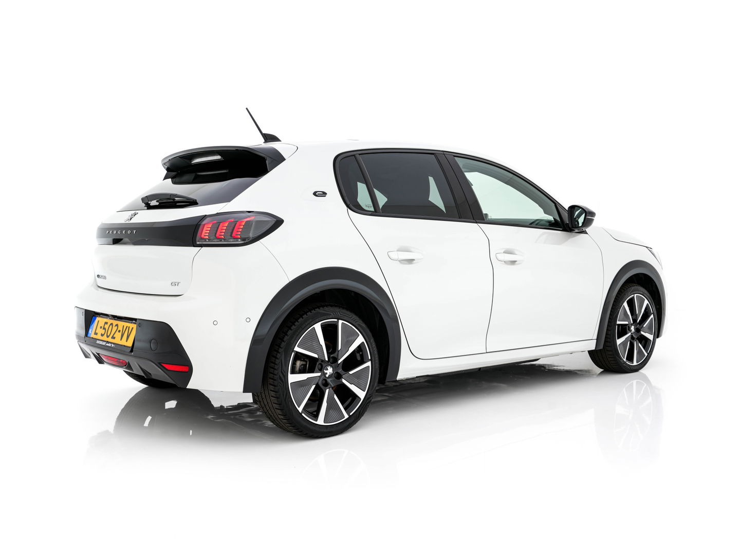 Peugeot e-208 EV GT Pack 50 kWh (3-Fase-11kW) {SOH-86%} (INCL-BTW) *HEATPUMP | PANO | FULL-LED | DIGI-COCKPIT | BLINDSPOT | CAMERA | LEATHER-ALCANTARA | AMBIENTLIGHT | NAVI-FULLMAP | LANE-ASSIST | KEYLESS | DAB | CCS-FASTLOADER | HEATED-SPORTSEATS