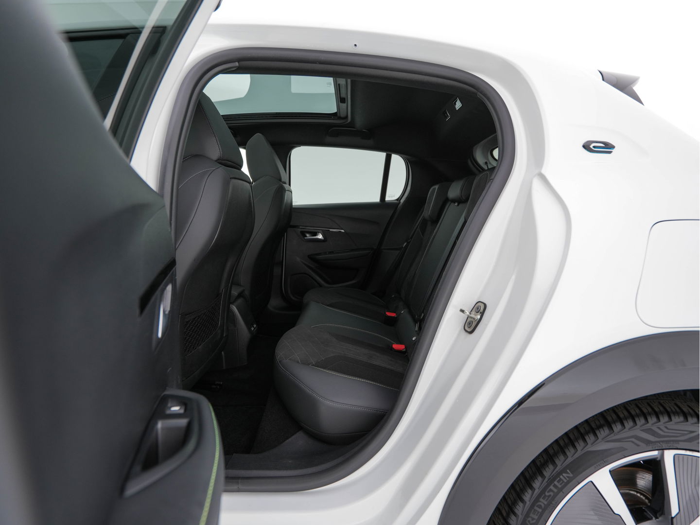 Peugeot e-208 EV GT Pack 50 kWh (3-Fase-11kW) {SOH-86%} (INCL-BTW) *HEATPUMP | PANO | FULL-LED | DIGI-COCKPIT | BLINDSPOT | CAMERA | LEATHER-ALCANTARA | AMBIENTLIGHT | NAVI-FULLMAP | LANE-ASSIST | KEYLESS | DAB | CCS-FASTLOADER | HEATED-SPORTSEATS