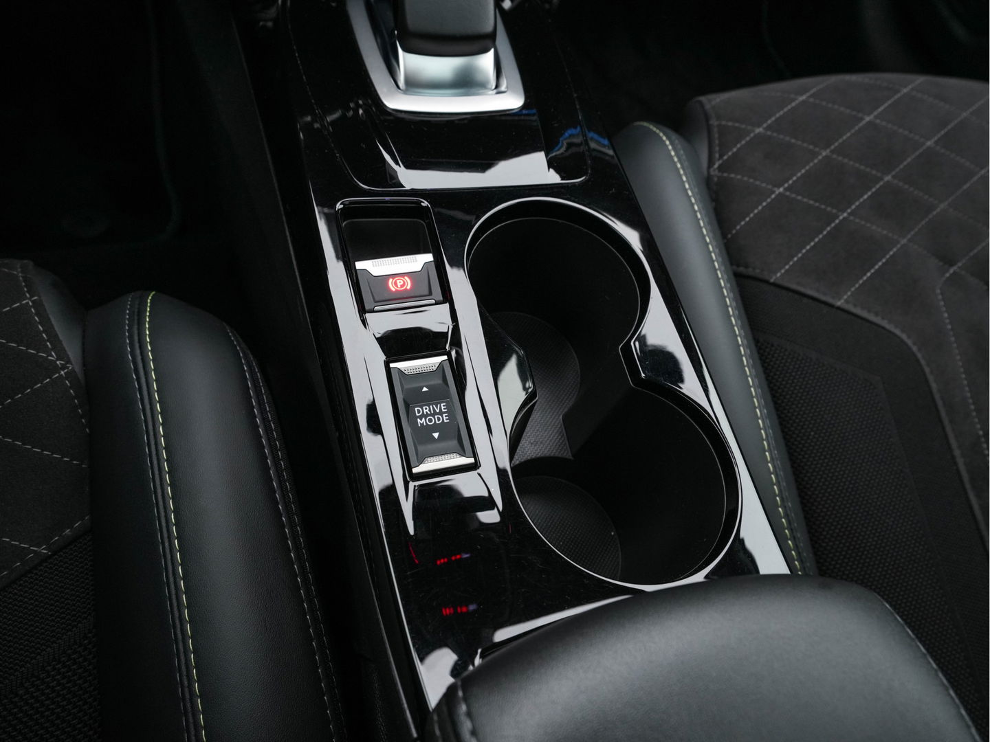 Peugeot e-208 EV GT Pack 50 kWh (3-Fase-11kW) {SOH-86%} (INCL-BTW) *HEATPUMP | PANO | FULL-LED | DIGI-COCKPIT | BLINDSPOT | CAMERA | LEATHER-ALCANTARA | AMBIENTLIGHT | NAVI-FULLMAP | LANE-ASSIST | KEYLESS | DAB | CCS-FASTLOADER | HEATED-SPORTSEATS