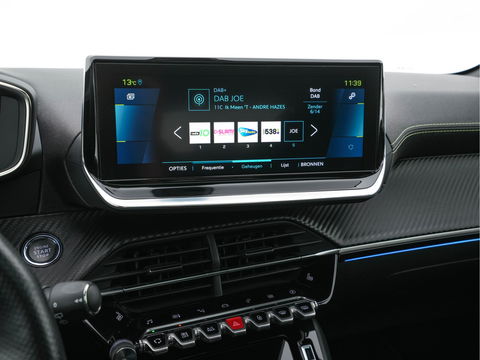 Peugeot e-208 EV GT Pack 50 kWh (3-Fase-11kW) {SOH-86%} (INCL-BTW) *HEATPUMP | PANO | FULL-LED | DIGI-COCKPIT | BLINDSPOT | CAMERA | LEATHER-ALCANTARA | AMBIENTLIGHT | NAVI-FULLMAP | LANE-ASSIST | KEYLESS | DAB | CCS-FASTLOADER | HEATED-SPORTSEATS