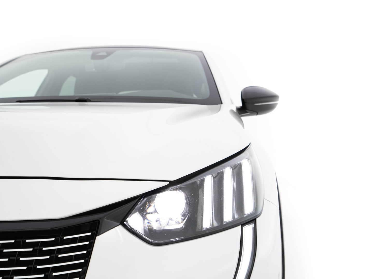 Peugeot e-208 EV GT Pack 50 kWh (3-Fase-11kW) {SOH-86%} (INCL-BTW) *HEATPUMP | PANO | FULL-LED | DIGI-COCKPIT | BLINDSPOT | CAMERA | LEATHER-ALCANTARA | AMBIENTLIGHT | NAVI-FULLMAP | LANE-ASSIST | KEYLESS | DAB | CCS-FASTLOADER | HEATED-SPORTSEATS