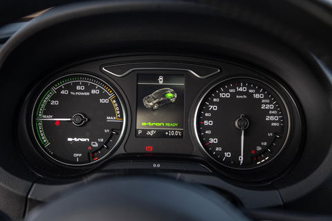 Audi A3 Sportback 1.4 e-tron PHEV Attraction Pro Line plus CARPLAY / CRUISE CONTROLE / STOELVERWARMING / PANORAMA DAK