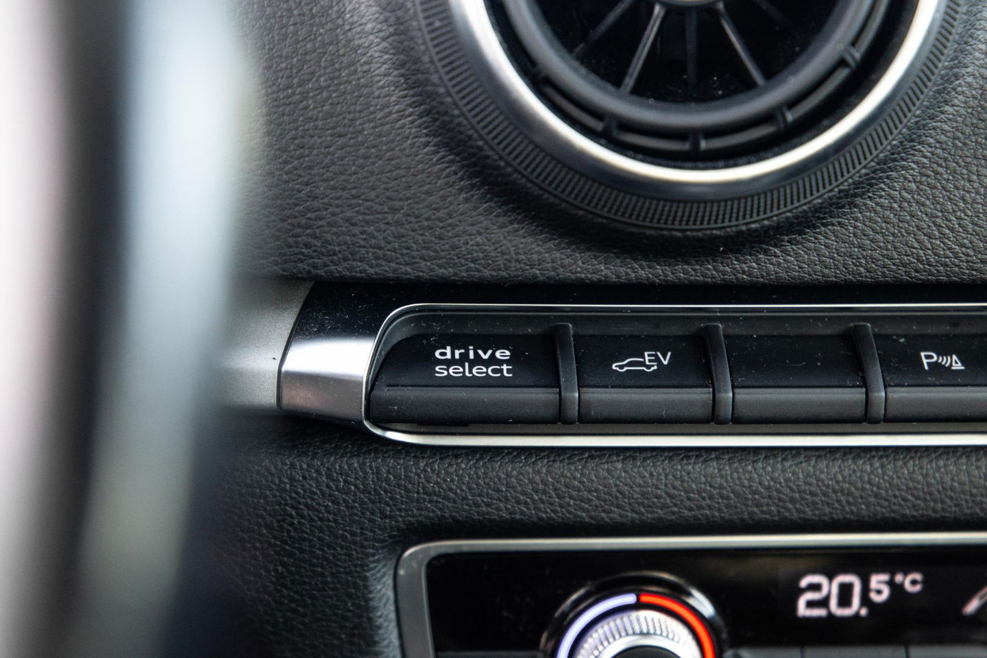 Audi A3 Sportback 1.4 e-tron PHEV Attraction Pro Line plus CARPLAY / CRUISE CONTROLE / STOELVERWARMING / PANORAMA DAK