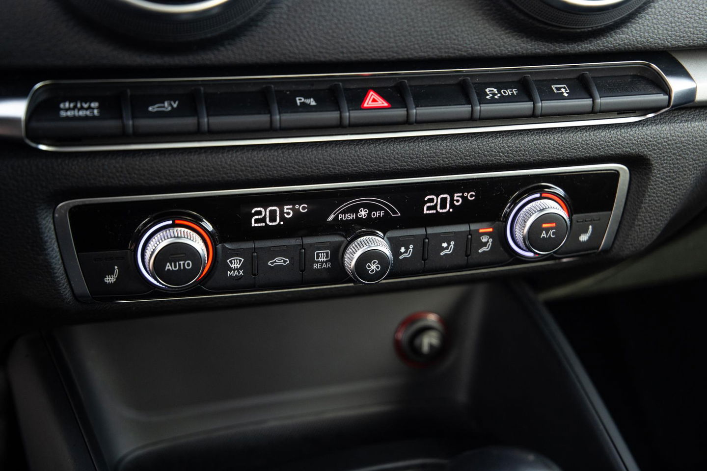 Audi A3 Sportback 1.4 e-tron PHEV Attraction Pro Line plus CARPLAY / CRUISE CONTROLE / STOELVERWARMING / PANORAMA DAK