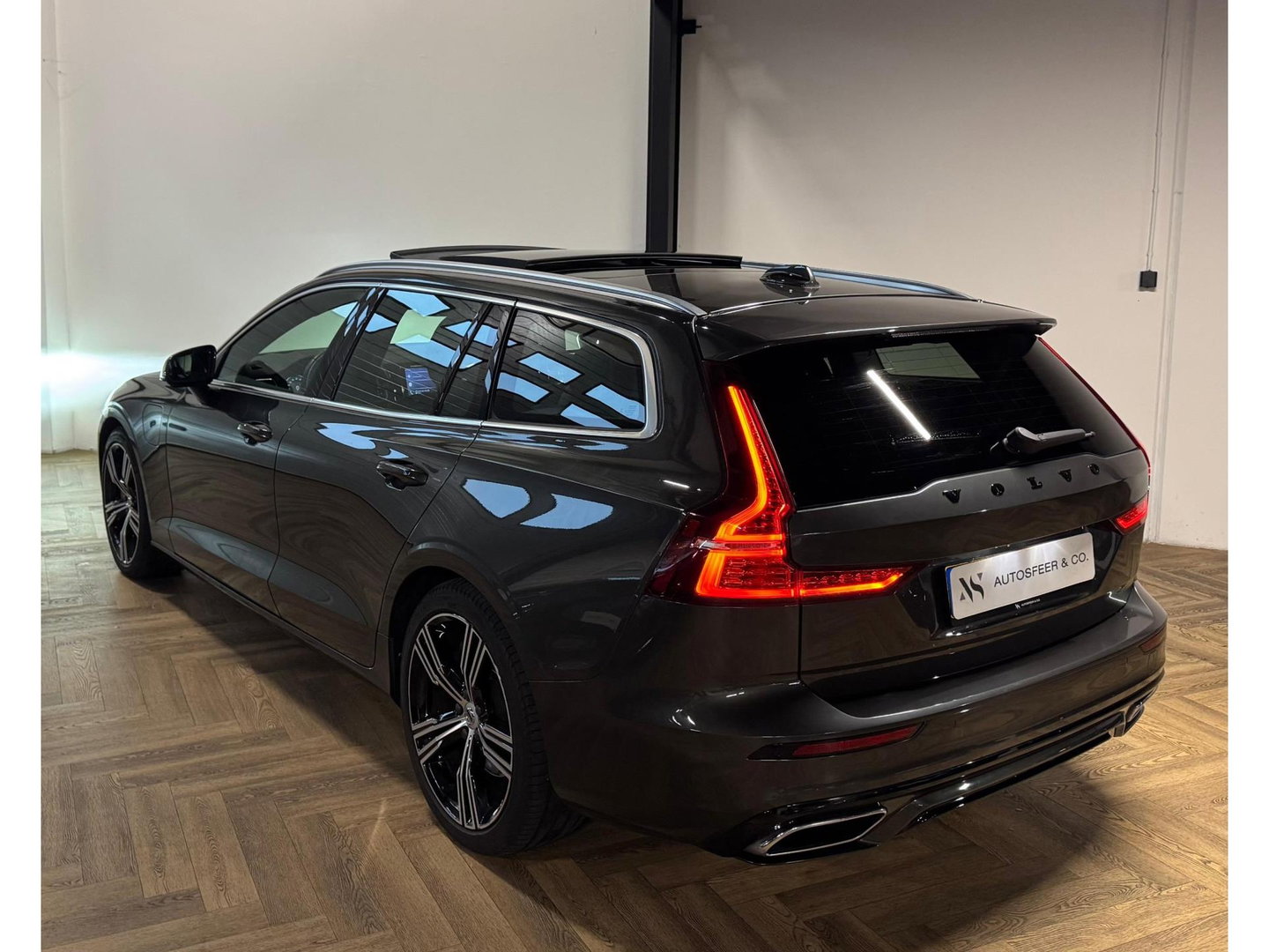 Volvo V60 2.0 T8 Twin Engine AWD Inscription PANO KEYLESS