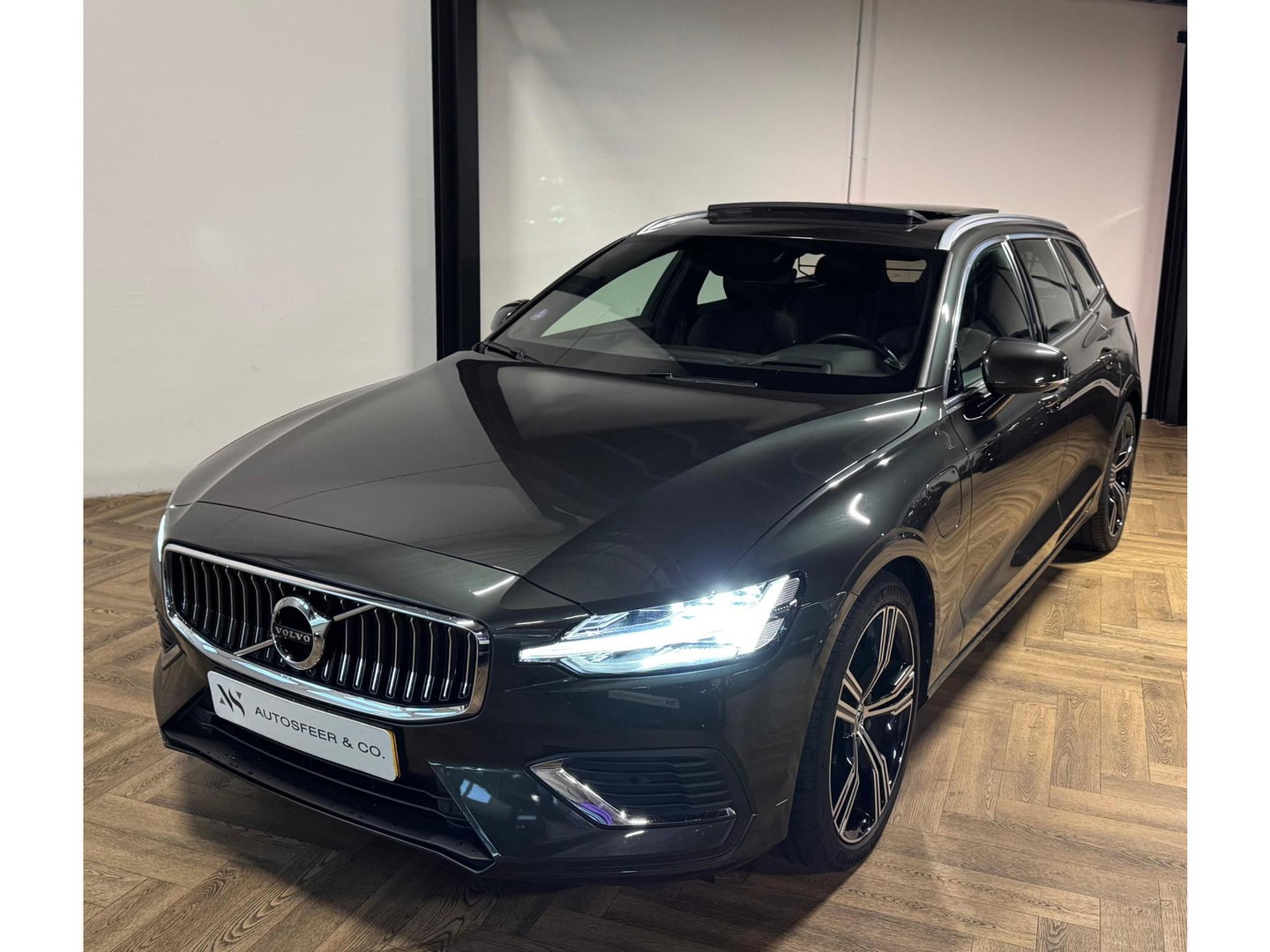 Volvo V60 2.0 T8 Twin Engine AWD Inscription PANO KEYLESS