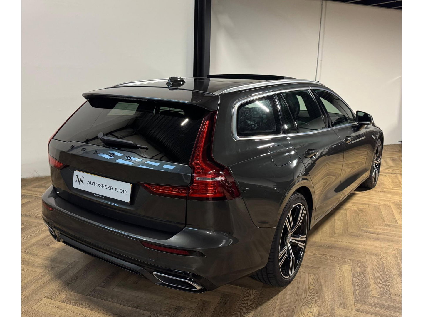 Volvo V60 2.0 T8 Twin Engine AWD Inscription PANO KEYLESS