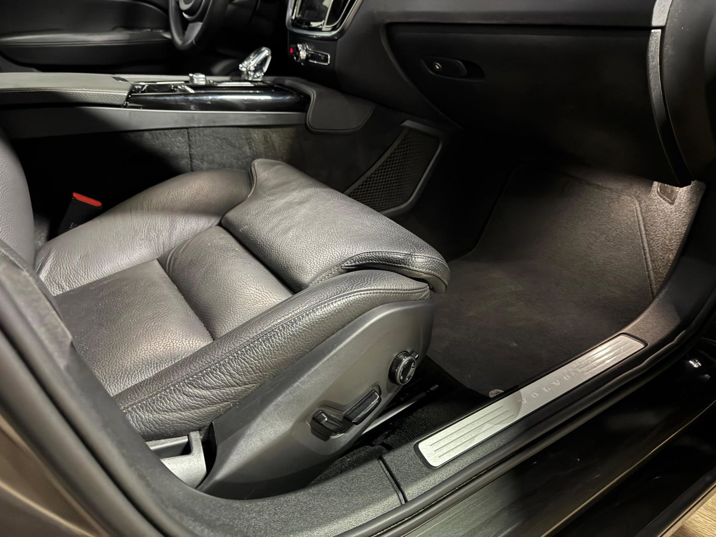 Volvo V60 2.0 T8 Twin Engine AWD Inscription PANO KEYLESS