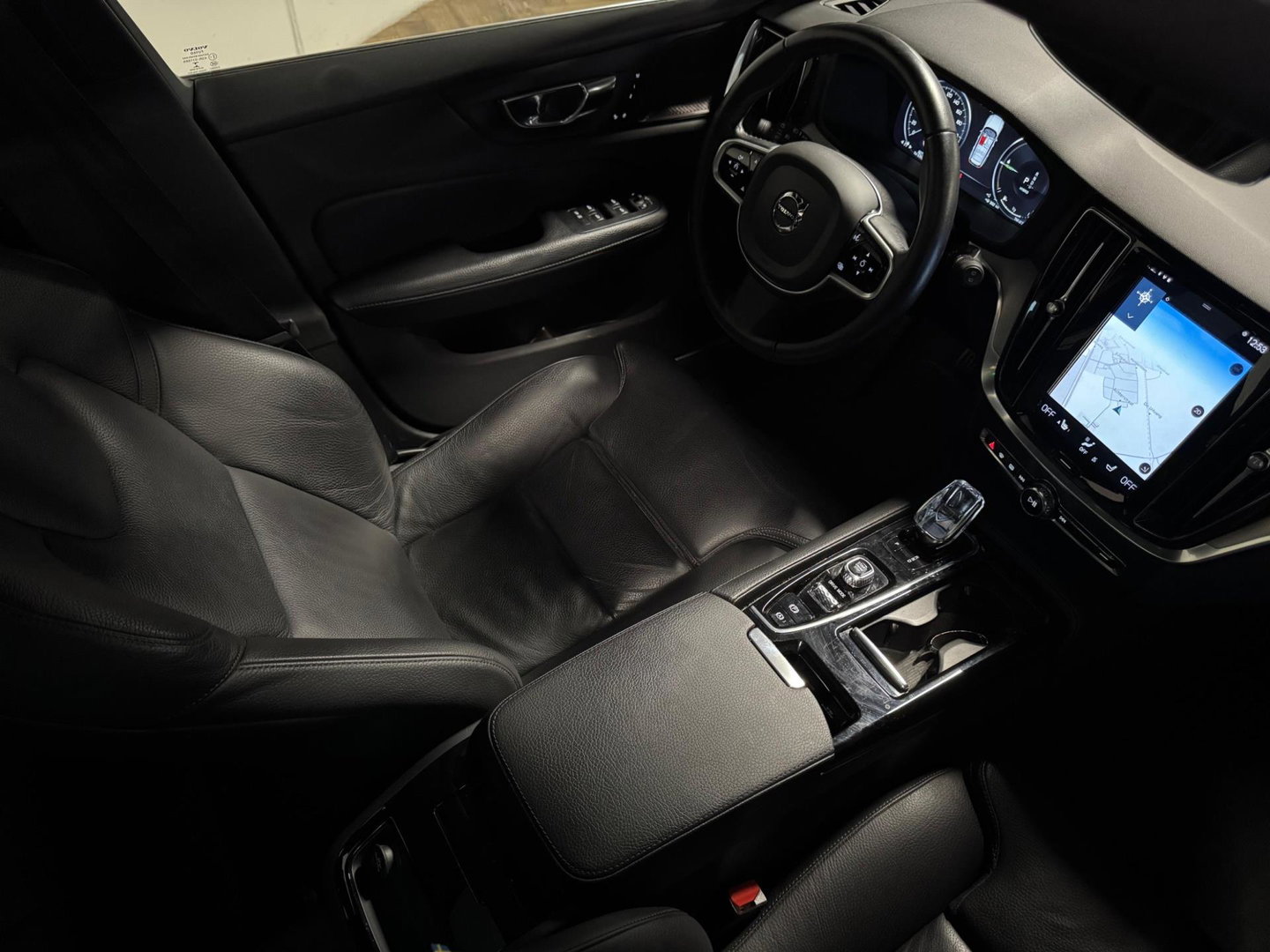 Volvo V60 2.0 T8 Twin Engine AWD Inscription PANO KEYLESS