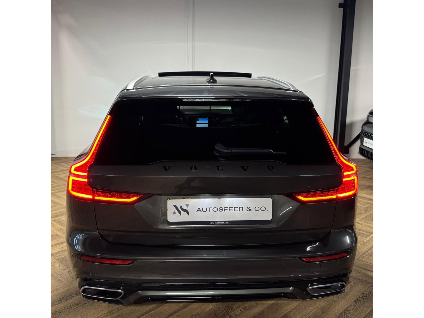 Volvo V60 2.0 T8 Twin Engine AWD Inscription PANO KEYLESS