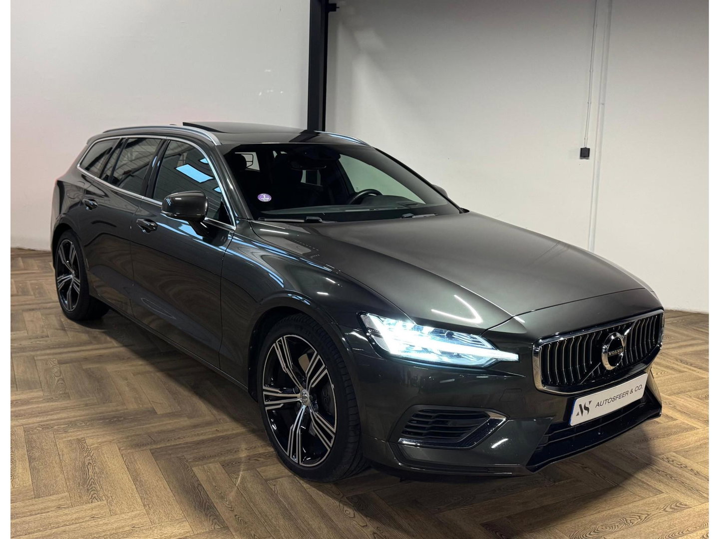 Volvo V60 2.0 T8 Twin Engine AWD Inscription PANO KEYLESS