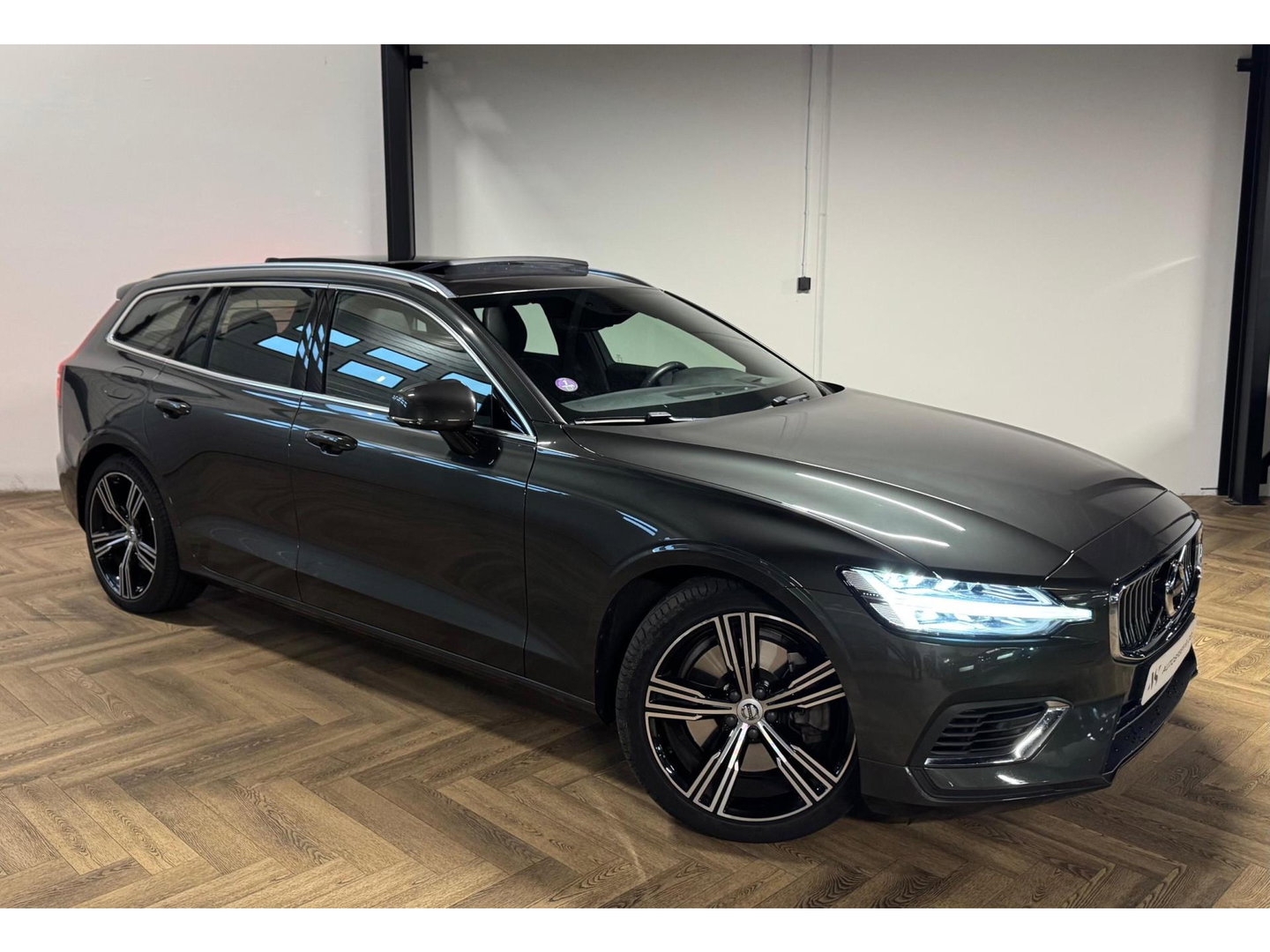 Volvo V60 2.0 T8 Twin Engine AWD Inscription PANO KEYLESS