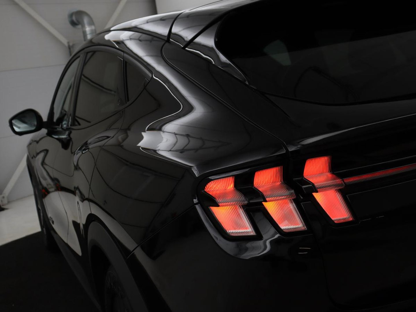 Ford Mustang Mach-E Extended RWD 98 kWh | SOH 92% | Panoramadak | Leder | 360 Camera | Stoelverwarming | B&O Sound | Adaptive cruise | Park Assist | Keyless