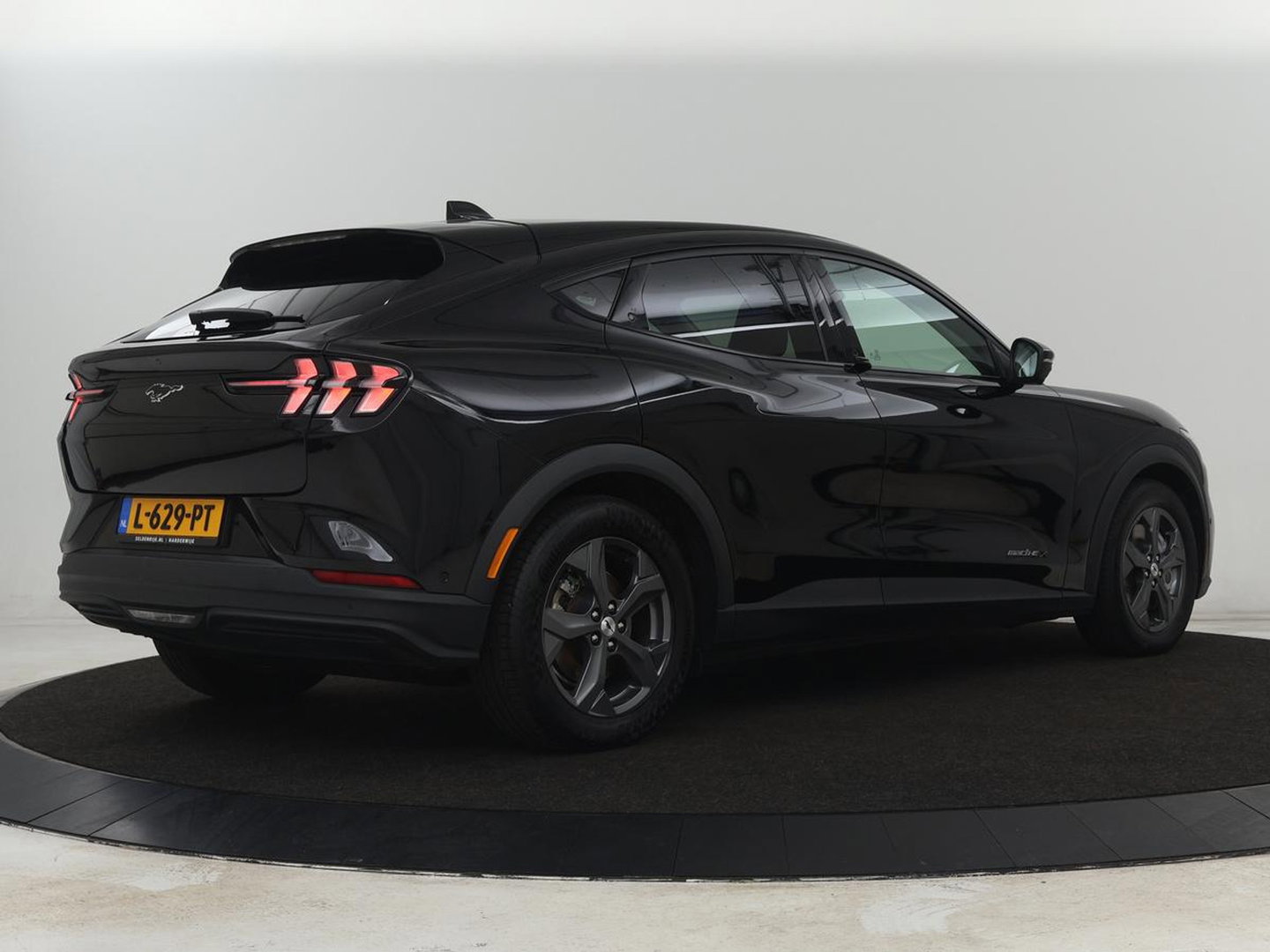 Ford Mustang Mach-E Extended RWD 98 kWh | SOH 92% | Panoramadak | Leder | 360 Camera | Stoelverwarming | B&O Sound | Adaptive cruise | Park Assist | Keyless