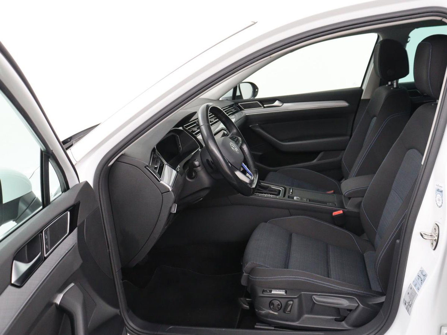 Volkswagen Passat 1.4 TSI PHEV GTE | Stoelverwarming | Virtual Cockpit | Camera | Adaptive cruise | Carplay | Massage | Matrix LED | Navigatie | Side Assist | Achterbankverwarming | Plug In