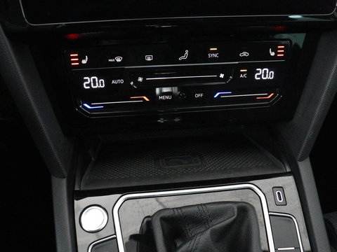 Volkswagen Passat 1.4 TSI PHEV GTE | Stoelverwarming | Virtual Cockpit | Camera | Adaptive cruise | Carplay | Massage | Matrix LED | Navigatie | Side Assist | Achterbankverwarming | Plug In