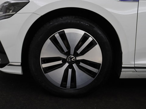 Volkswagen Passat 1.4 TSI PHEV GTE | Stoelverwarming | Virtual Cockpit | Camera | Adaptive cruise | Carplay | Massage | Matrix LED | Navigatie | Side Assist | Achterbankverwarming | Plug In