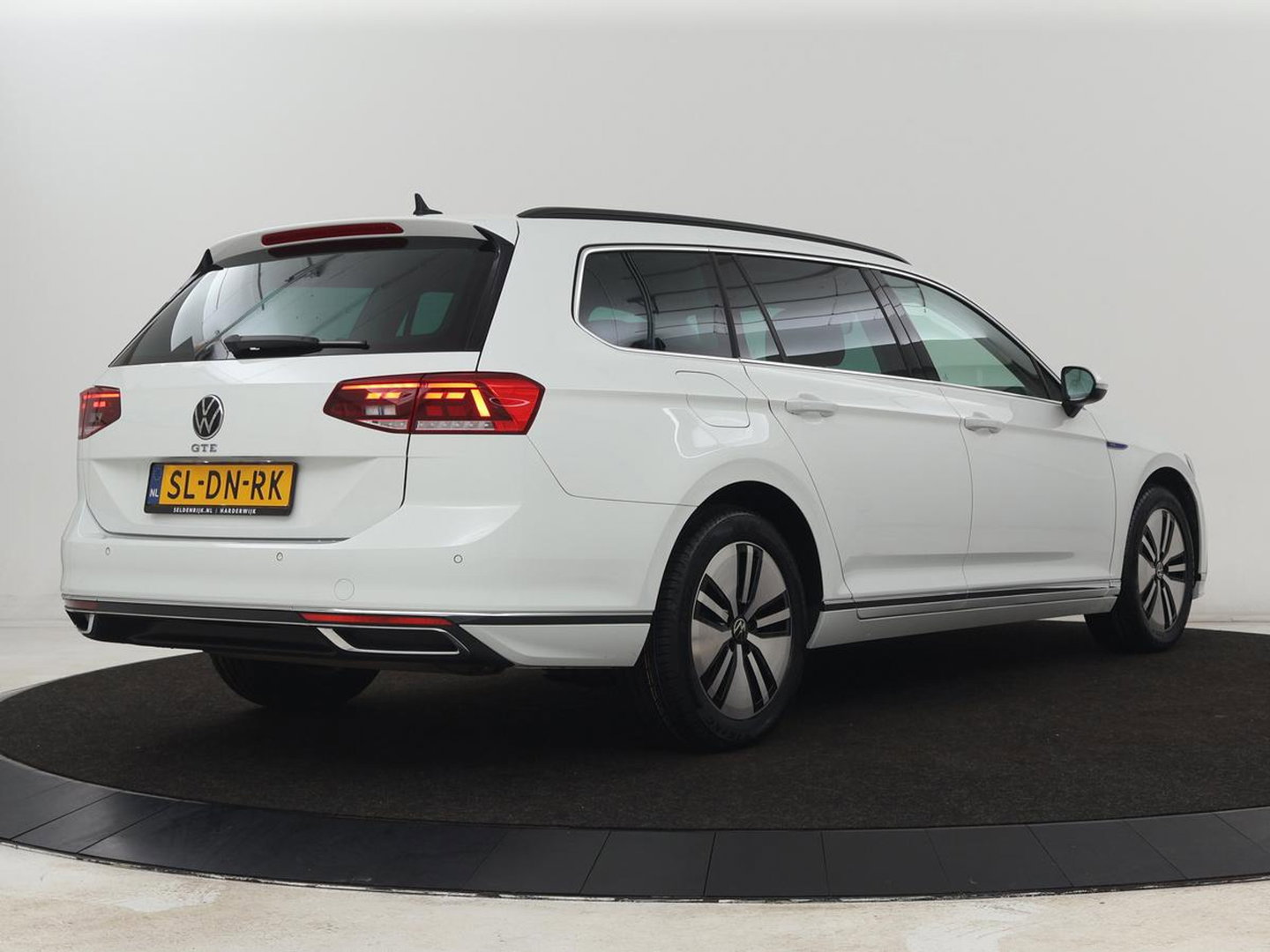 Volkswagen Passat 1.4 TSI PHEV GTE | Stoelverwarming | Virtual Cockpit | Camera | Adaptive cruise | Carplay | Massage | Matrix LED | Navigatie | Side Assist | Achterbankverwarming | Plug In