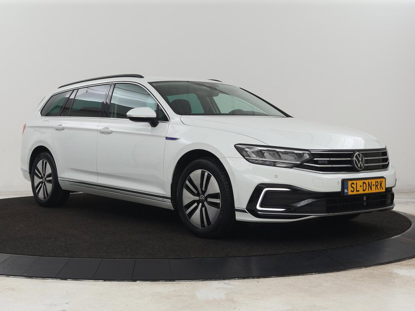 Volkswagen Passat 1.4 TSI PHEV GTE | Stoelverwarming | Virtual Cockpit | Camera | Adaptive cruise | Carplay | Massage | Matrix LED | Navigatie | Side Assist | Achterbankverwarming | Plug In