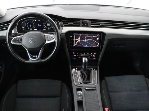 Volkswagen Passat 1.4 TSI PHEV GTE | Stoelverwarming | Virtual Cockpit | Camera | Adaptive cruise | Carplay | Massage | Matrix LED | Navigatie | Side Assist | Achterbankverwarming | Plug In