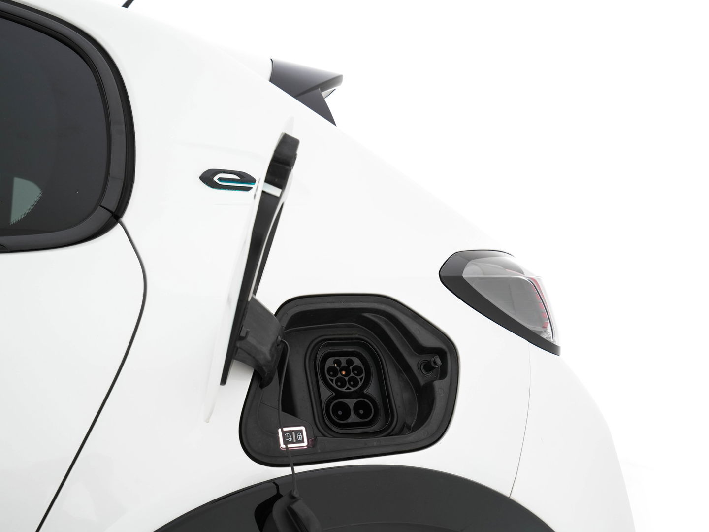 Peugeot e-208 EV GT Pack 50 kWh (3-Fase-11kW) {SOH-86%} (INCL-BTW) *HEATPUMP | PANO | FULL-LED | DIGI-COCKPIT | BLINDSPOT | CAMERA | LEATHER-ALCANTARA | AMBIENTLIGHT | NAVI-FULLMAP | LANE-ASSIST | KEYLESS | DAB | CCS-FASTLOADER | HEATED-SPORTSEATS