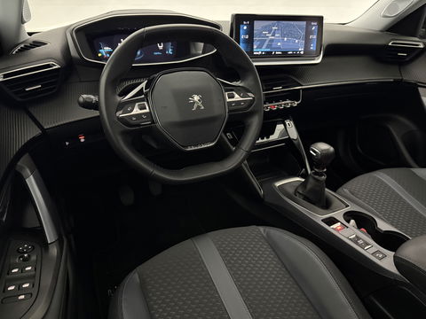 Peugeot 2008 1.2 PureTech 130pk Allure | Pano | Camera | Virtual | Trekh. | Carplay | Cruise | Navi | NAP