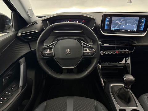 Peugeot 2008 1.2 PureTech 130pk Allure | Pano | Camera | Virtual | Trekh. | Carplay | Cruise | Navi | NAP