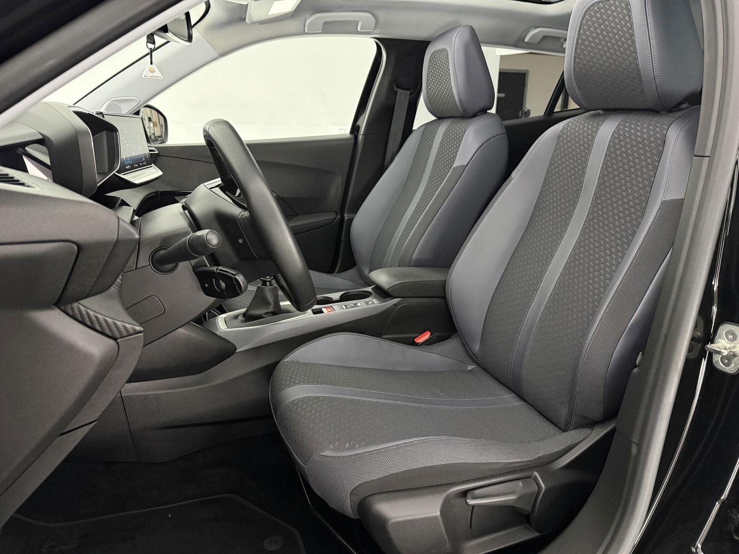 Peugeot 2008 1.2 PureTech 130pk Allure | Pano | Camera | Virtual | Trekh. | Carplay | Cruise | Navi | NAP