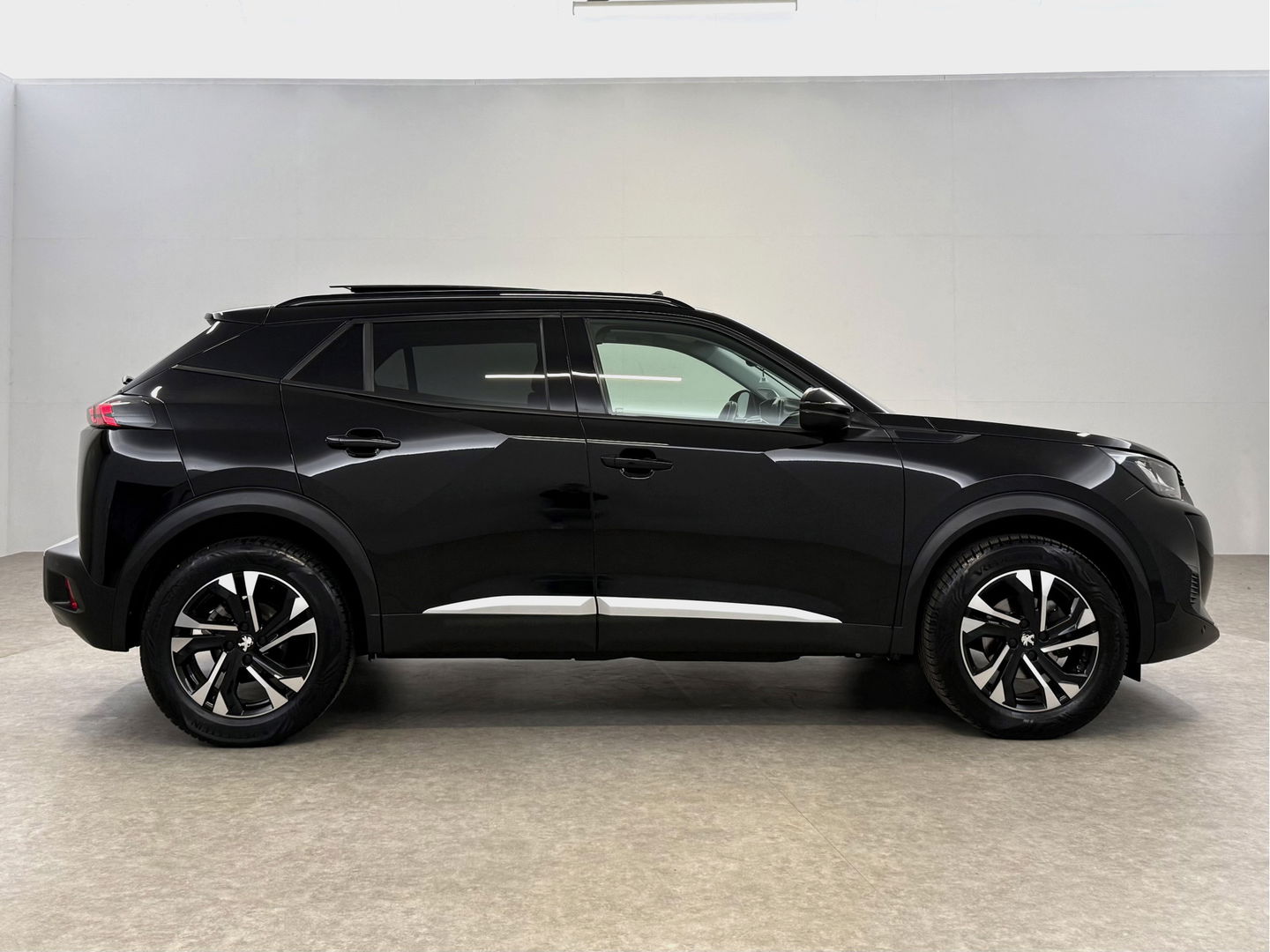 Peugeot 2008 1.2 PureTech 130pk Allure | Pano | Camera | Virtual | Trekh. | Carplay | Cruise | Navi | NAP