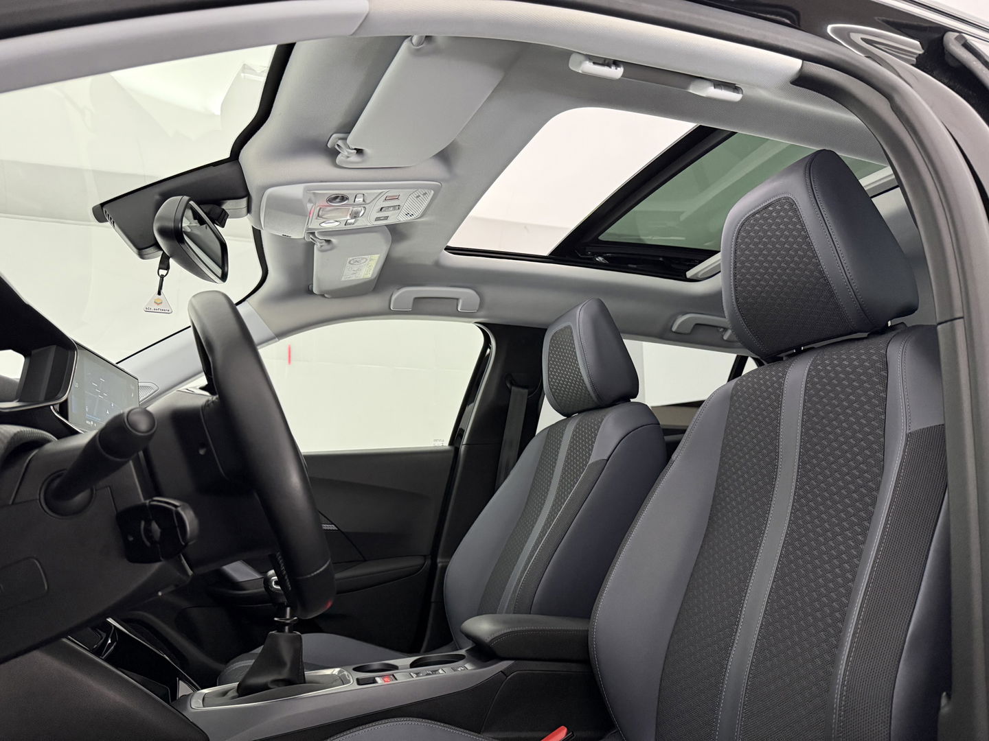 Peugeot 2008 1.2 PureTech 130pk Allure | Pano | Camera | Virtual | Trekh. | Carplay | Cruise | Navi | NAP