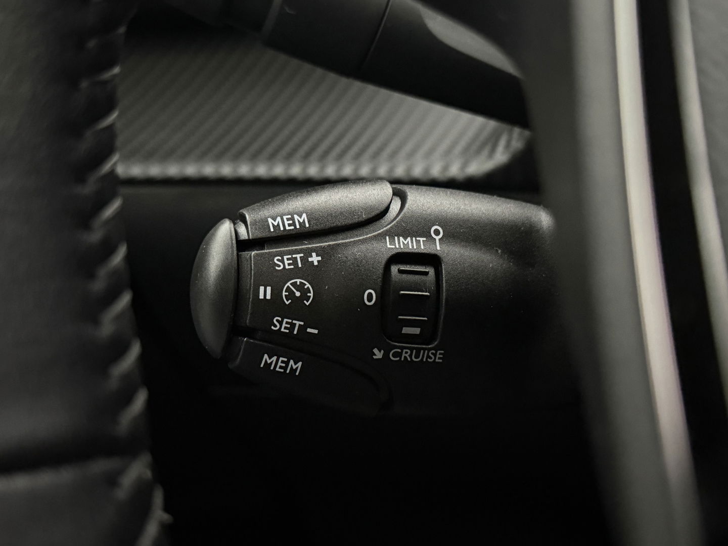 Peugeot 2008 1.2 PureTech 130pk Allure | Pano | Camera | Virtual | Trekh. | Carplay | Cruise | Navi | NAP