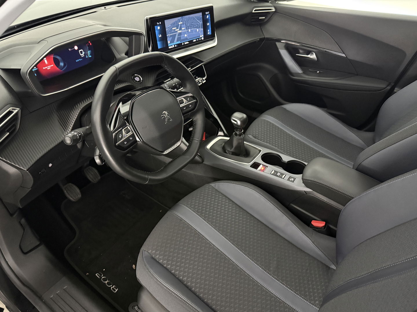 Peugeot 2008 1.2 PureTech 130pk Allure | Pano | Camera | Virtual | Trekh. | Carplay | Cruise | Navi | NAP