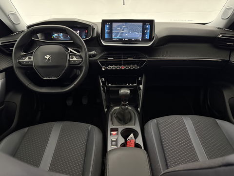 Peugeot 2008 1.2 PureTech 130pk Allure | Pano | Camera | Virtual | Trekh. | Carplay | Cruise | Navi | NAP