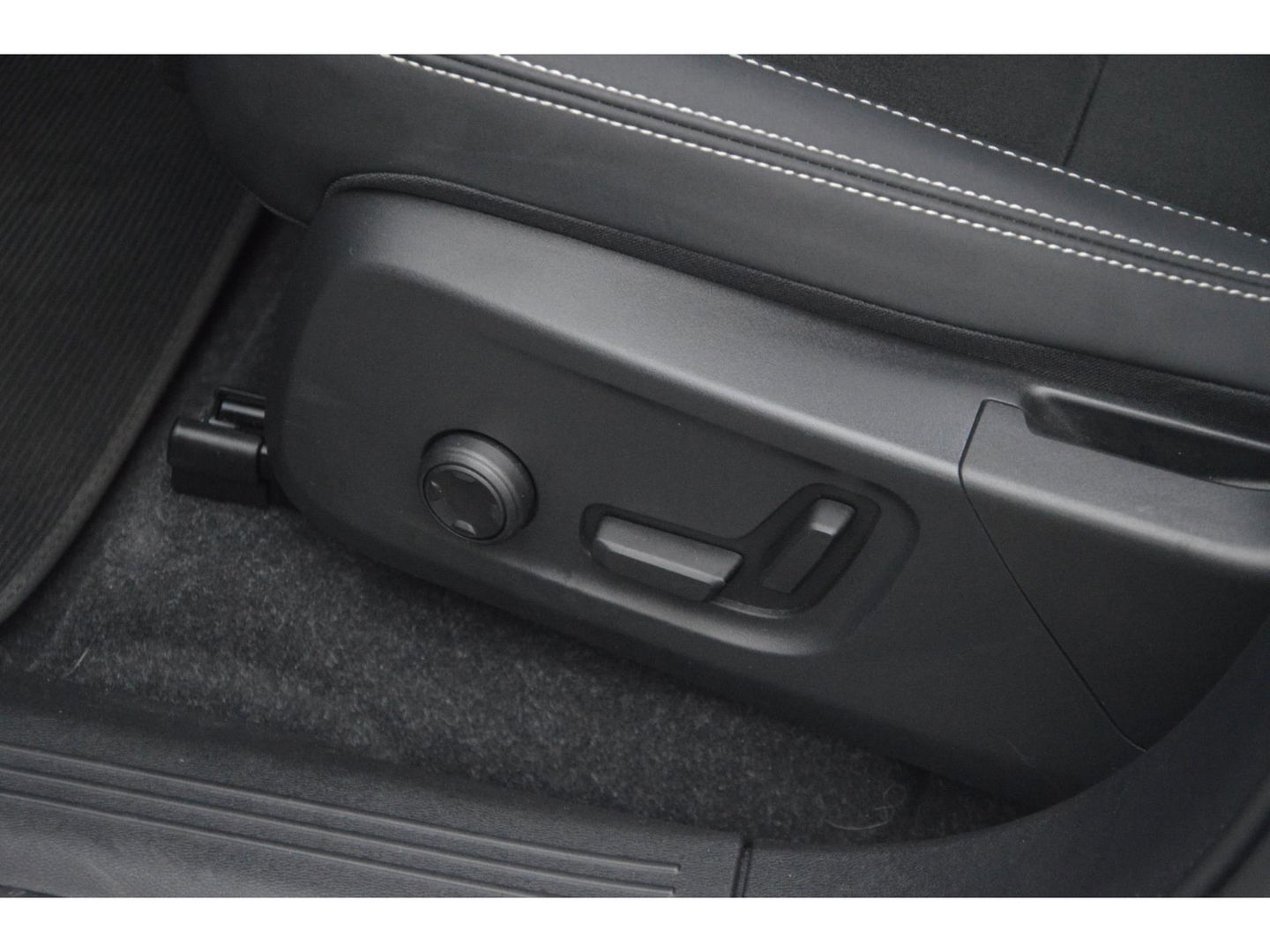 Volvo XC40 Recharge Pro | Panoramadak | Stoel + Stuur Verwarmd | Harman/Kardon | 360° Camera | BLIS | Memory |