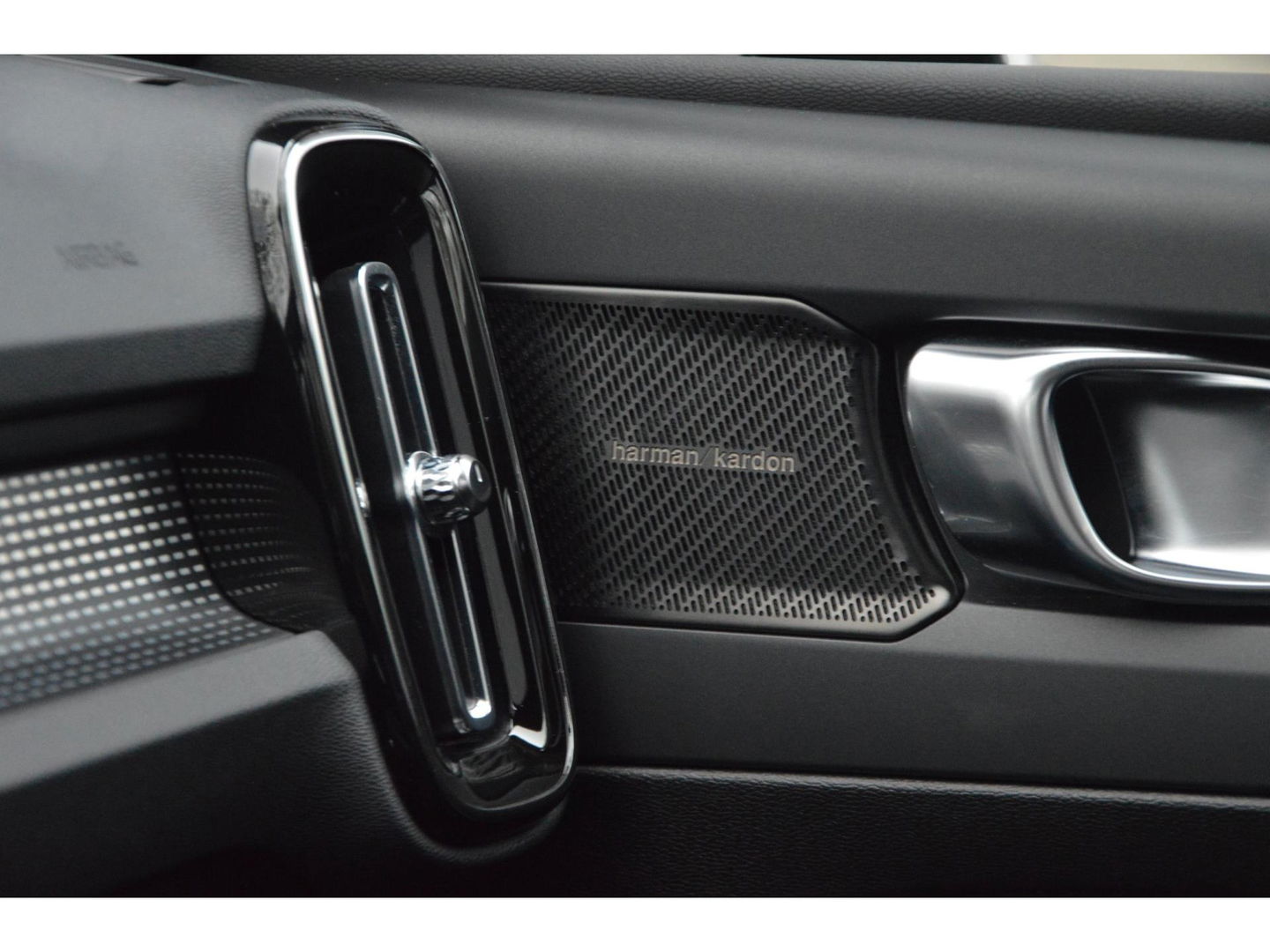 Volvo XC40 Recharge Pro | Panoramadak | Stoel + Stuur Verwarmd | Harman/Kardon | 360° Camera | BLIS | Memory |