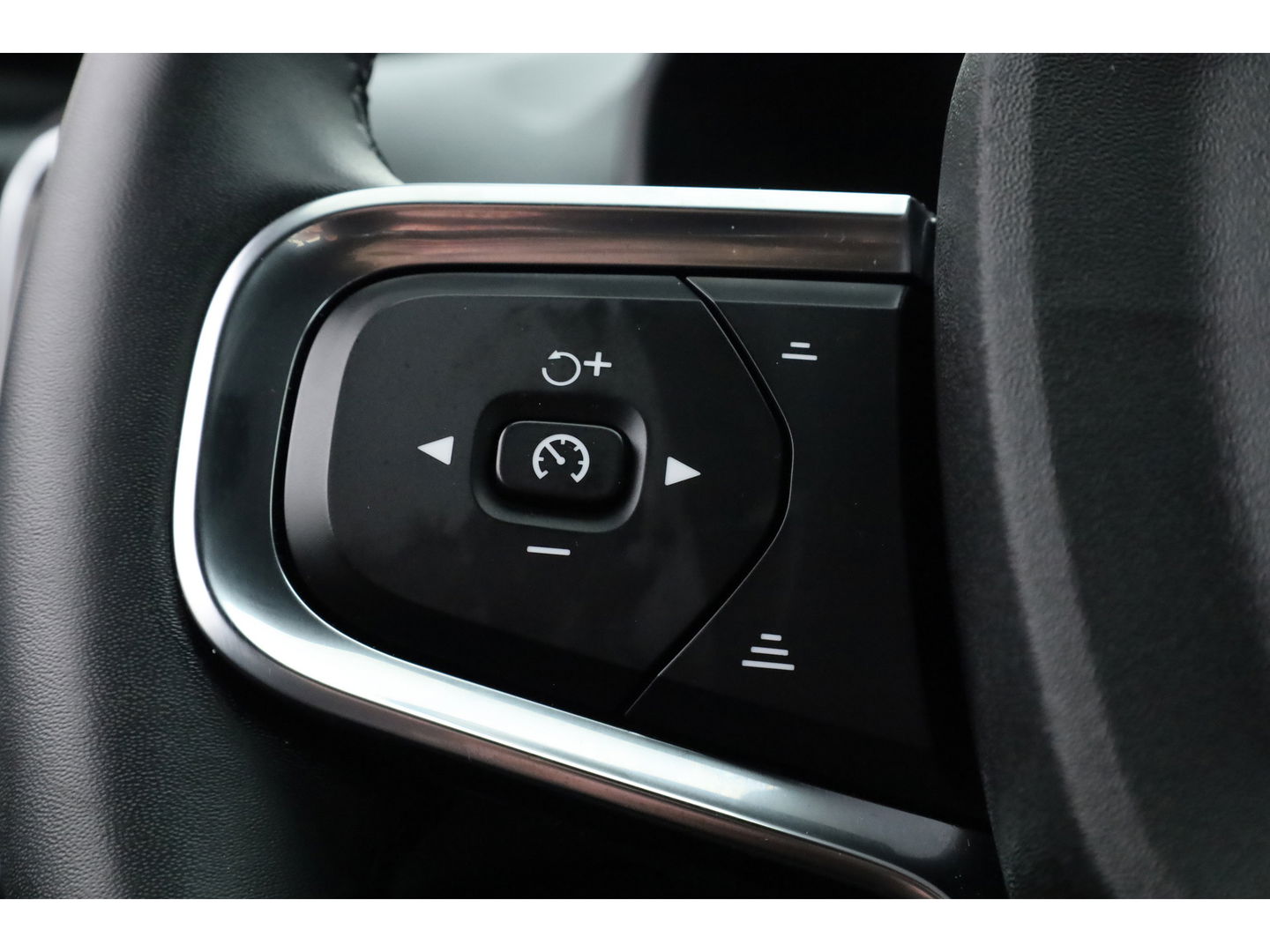 Volvo XC40 Recharge Plus 70 kWh | Pilot Assist | Stoel- Stuurverw. | All Seasons | Camera | Google info.