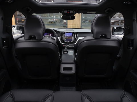 Volvo XC60 T6 341K AWD Recharge Plug-In Hybrid / R- Design / LED