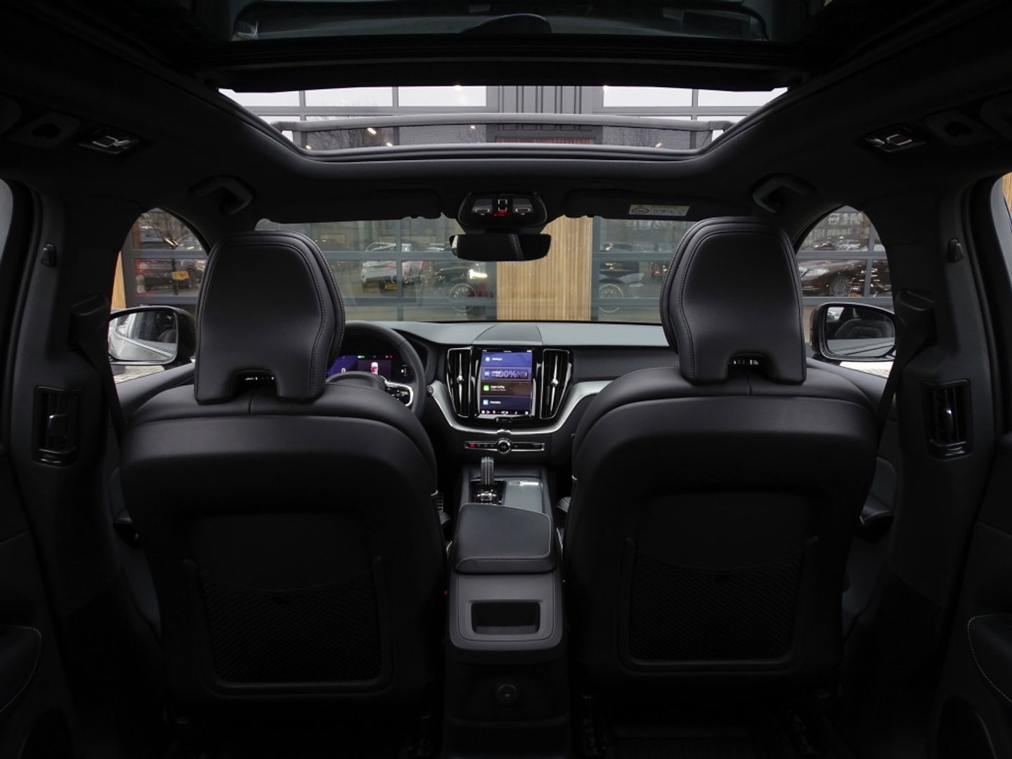 Volvo XC60 T6 341K AWD Recharge Plug-In Hybrid / R- Design / LED